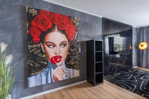 ein Zimmer mit einem Bild einer Frau mit rotem Lippenstift in der Unterkunft GelsenDesign II - Gemütliches Premium Apartment in Gelsenkirchen