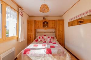 um quarto com uma cama num quarto com armários de madeira em Apartment with Balcony and View em Le Grand-Bornand