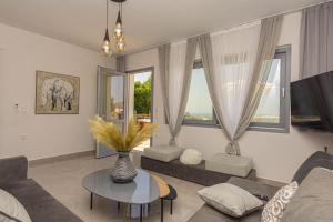 ein Wohnzimmer mit einem Sofa und einem Tisch in der Unterkunft Villa Di Sergio in Glinado Naxos