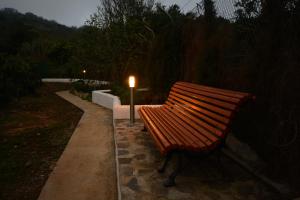 聖克魯斯－德特內里費的住宿－Villa Finca Los Castanos - Panoramic View，木凳,坐在灯杆旁