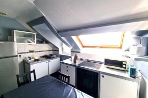 Η κουζίνα ή μικρή κουζίνα στο Peaceful Apt At 2 Steps From The Beach