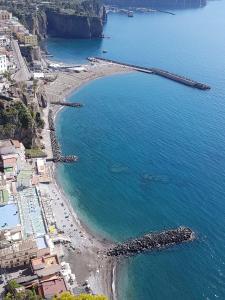 una vista aérea de una playa en el océano en Appartamento Meta di Sorrento Le Sirene, en Meta