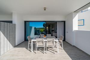 d'une salle à manger avec une table et des chaises sur un balcon. dans l'établissement Cabanas Seaside, à Tavira