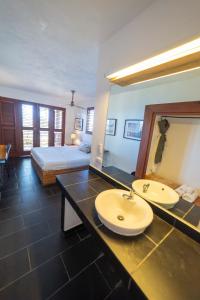 La salle de bains est pourvue d'un lavabo. dans l'établissement Hacienda Cocuyo, à Monte Rojo