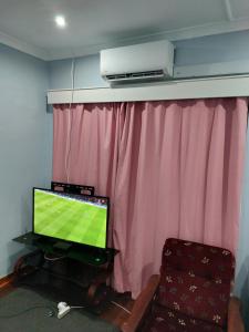 A television and/or entertainment centre at Luvuyos Guest House Pmb