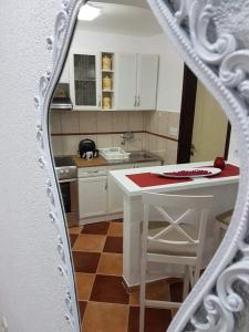Kuhinja ili čajna kuhinja u objektu Sunshine Apartment with Private Pool and Parking