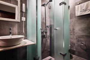 阿達瑪斯的住宿－Capetan Giorgantas，一间带水槽和玻璃淋浴的浴室