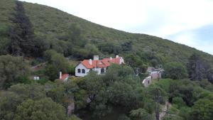 拉库布蕾Boutique Hotel Sevilla的山坡上的一所房子