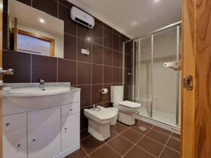 La salle de bains est pourvue d'un lavabo, de toilettes et d'une douche. dans l'établissement Mirador al Cantabrico, à Foz