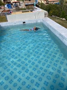 烏魯班巴的住宿－AUKA VILLAS BOUTIQUE，在游泳池游泳的人