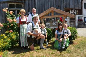 una familia posando para una foto frente a un jardín en Veiter-Hof, en Nesselwang