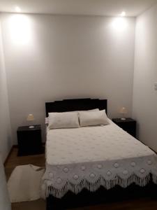 ein Schlafzimmer mit einem großen weißen Bett mit zwei Nachttischen in der Unterkunft Chalé Privilégio in Rio Prêto + 46 Fotos