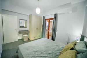Giường trong phòng chung tại Ammos Apartment - brand new, stylish, by the beach