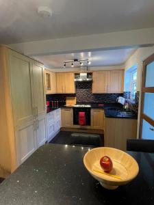Kuchyň nebo kuchyňský kout v ubytování beautiful 4 Bed house, stunning kitchen&en suite