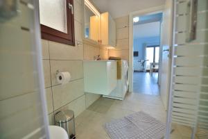 キサモスにあるAmmos Apartment - brand new, stylish, by the beachのシンクと冷蔵庫付きのキッチン +12枚の写真