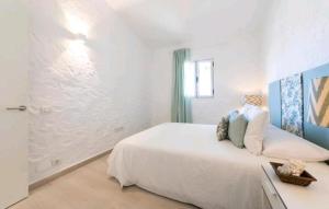 En eller flere senge i et værelse på 2 bedroom bungalow aguamarina + 25 billeder