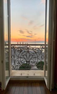 uma vista para o oceano a partir de uma varanda em Les quais du Port em Marselha