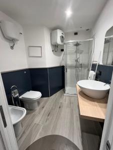 テルミニ・イメレーゼにあるCB Roomsのバスルーム(洗面台、トイレ、シャワー付)