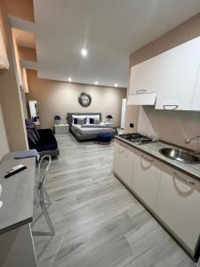 テルミニ・イメレーゼにあるCB Roomsの白いキャビネット付きのキッチン、リビングルーム