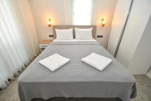 Postel nebo postele na pokoji v ubytování Duygu Apart spellbinding sea views