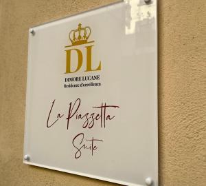 Una señal en una pared con una corona. en La Piazzetta Suite, en Potenza