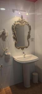 Un baño con un lavabo y un espejo en la pared. en Hotel Rural Remanso, en Sotillo del Rincón