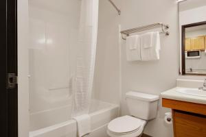 Koupelna v ubytování WoodSpring Suites Houston Willowbrook