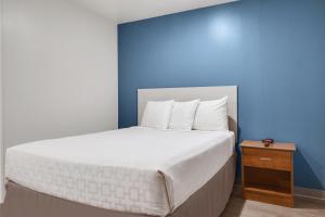 Postel nebo postele na pokoji v ubytování WoodSpring Suites Houston Willowbrook