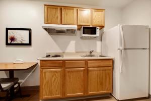 Kuchyň nebo kuchyňský kout v ubytování WoodSpring Suites Houston Willowbrook