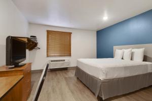 Postel nebo postele na pokoji v ubytování WoodSpring Suites Houston Willowbrook