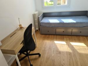a bedroom with a desk and a bed and a desk chair at Paris visit in La Garenne-Colombes