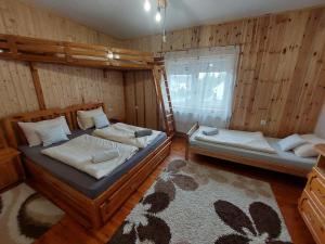 Postel nebo postele na pokoji v ubytování Fenyőfa vendégház