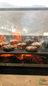 um monte de comida a cozinhar numa grelha em Villat Bardhoshi em Kosovska Mitrovica