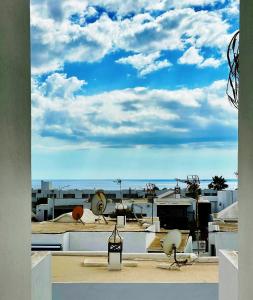 uitzicht op een gebouw met uitzicht op de oceaan bij Apartment Vincent, cozy and sunny over the rooftops in Puerto del Carmen
