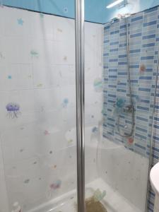 a bathroom with a shower with a glass door at Centro de Baracaldo, parcela de garaje gratis in Barakaldo