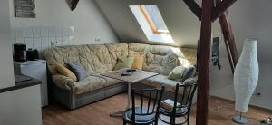ein Wohnzimmer mit einem Sofa und einem Tisch in der Unterkunft Apartment Lutherrose in Lutherstadt Eisleben