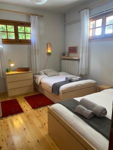 Ένα ή περισσότερα κρεβάτια σε δωμάτιο στο Evergreen Elati