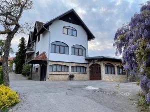 Biały dom z czarnym dachem w obiekcie Villa Repić w mieście Slatina