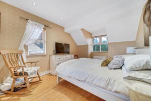 Łóżko lub łóżka w pokoju w obiekcie Luxury Accommodation with Games Room - Sleeps 10