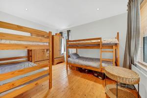 Katil dua tingkat atau katil-katil dua tingkat dalam bilik di Luxury Accommodation with Games Room - Sleeps 10