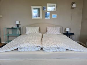 two beds sitting next to each other in a bedroom at Gemütliche Ferienwohnung mit Terrasse und Seeblick in Velden am Wörthersee