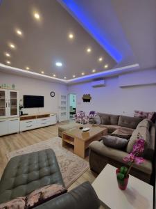 uma sala de estar com uma luz azul no tecto em Apartment Music em Sarajevo