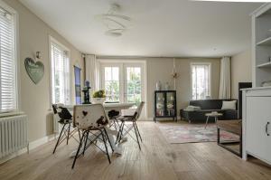 a living room with a table and chairs at Minime in Bergen