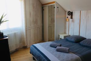 1 dormitorio con 1 cama con 2 almohadas en Duplex, 2 Sdb, 2 chambres, dans une impasse en centre-ville, en Gérardmer