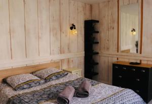 a bedroom with a bed with slippers on it at Duplex, 2 Sdb, 2 chambres, dans une impasse en centre-ville in Gérardmer +2 photos
