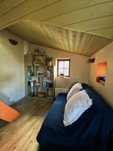 1 dormitorio con 1 cama azul en una habitación en Chouk-Ezaï côte sauvage de l'île, en Groix