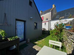 a white chair sitting in a yard next to a building at Chouk-Ezaï côte sauvage de l'île in Groix