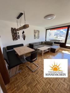 - un salon avec un canapé et une table dans l'établissement Ferienwohnung Sonnenschein, à Bad Aussee