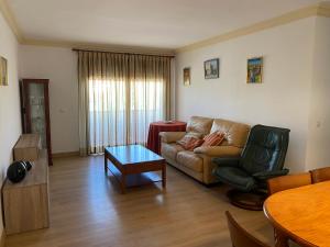 - un salon avec un canapé et une table dans l'établissement Cala del Mar Apartment - La Cala de Mijas, à La Cala de Mijas