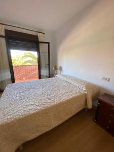 - une chambre avec un grand lit et une fenêtre dans l'établissement Cala del Mar Apartment - La Cala de Mijas, à La Cala de Mijas